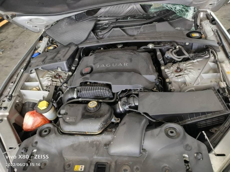 JAGUAR XJ 3.0 DIESEL TURBO HALF CUT CKD - Image 4